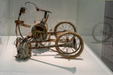 <center>Jean Tinguely</center>Hommage à New York (Klaxon) 1960.
Fragment issu de l'action
Métal, caoutchouc, peinture, moteur électrique Museum Tinguely, Bâle/un engagement culturel de Roche Ancienne collection Pontus Hulten.