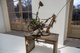 <center>Jean Tinguely</center>Bois, métal, caoutchouc, objets divers, carton (peint en bleu IKB), moteur électrique
Museum Tinguely, Bâle/un engagement culturel de Roche Ancienne collection Pontus Hulten
<br> Cet assemblage peut paraître quelque peu saugrenu dans ses composantes - une chaussure, de la Ferraille, un pupitre rouillé, un disque en carton suspendu à une tige telle une canne à pêche...
Il prend vie grâce à un moteur qui actionne la roue, provoquant le mouvement désordonné et bruyant des éléments. Le nom de Madame « Laçasse », épouse d'un artiste de l'impasse Ronsin à qui avait appartenu la chaussure, joue avec l’expression « mettre à la casse » les débris de la civilisation jugés désormais inutiles. Le disque bleu est quant à lui un hommage à Yves Klein, artiste inventeur du bleu IKB, avec lequel Tinguely s'est lié d'amitié dans leur recherche commune de l'immatériel, que sont la vitesse et le mouvement chez ce dernier.