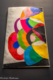<center>Niki de Saint Phalle, Jean Tinguely et Per Olof Ultvedt</center>A Piece of Hon 1966 [Un morceau de Hon]
Plâtre, tissu et technique mixte sur grillage Collection Barbro Schultz & Gunnar Lundestam.
<br> « Hon - en katedral » avait été conçue dès l'origine comme une installation éphémère. Bien au-delà des considérations matérielles rendant la conservation d'une telle sculpture géante impossible, il s'agissait de ne pas inscrire l'œuvre dans la pérennité. Elle échappait alors au commerce de l'art et il en restait la rencontre joyeuse avec le public, l'expérience totalement anti conventionnelle du moment. L'œuvre est donc détruite à l'issue de l'exposition, par l'équipe du musée mais aussi des mains-mêmes de Pontus Hulten, comme en témoignent certains documents.
Il en reste la tête, aujourd'hui dans les collections du Moderna Museet, un fragment de coque, et quelques morceaux de peau.
