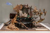 <center>Jean Tinguely</center>Crocrodrome 1977
Maquette : métal, bois, tissu, plâtre, guirlande lumineuse Museum Tinguely, Bâle/un engagement culturel de Roche Donation Niki de Saint Phalle