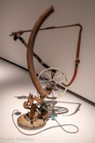 <center>Jean Tinguely</center>Martin Heidegger 1988
Métal, matériaux divers, 
1988
Métal, matériaux divers, moteur électrique. Museum Tinguely, Bâle/un engagement culturel de Roche Donation Niki de Saint Phalle. <br> Lorsque Tinguely conçoit la série des Philosophes pour son exposition de 1988 au Centre Pompidou, il pose un regard critique sur une institution qu'il admire tout en stigmatisant le pouvoir culturel qu'elle incarne, au cœur de Paris, dans un bâtiment monumental.
Les philosophes qui ont inspiré Tinguely depuis sa jeunesse, ainsi que quelques amis artistes et autres personnalités, constituent les références de cette trentaine de sculptures animées que comporte la série. On peut reconnaître, sans qu'il s'agisse de véritables portraits, quelques attributs de ces penseurs, telles les plumes pour Jean-Jacques Rousseau, allusion à l'« état de nature », ou l'élément en forme d'escargot rappelant les armoiries de Bâle pour Jacob Burckhardt, originaire de cette ville.