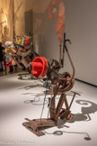 <center>Jean Tinguely</center>Jacob Burckhardt 1988
Métal, matériaux divers, moteur électrique
Museum Tinguely, Bâle/un engagement culturel de Roche
Donation Niki de Saint Phalle