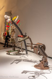 <center>Jean Tinguely</center>Jean-Jacques Rousseau 1988
Métal, matériaux divers, moteur électrique
Museum Tinguely, Bâle/un engagement culturel de Roche
Donation Niki de Saint Phalle