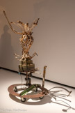 <center>Jean Tinguely</center>Henri Bergson  1988
Métal, matériaux divers, moteur électrique
Museum Tinguely Bâle/un engagement culturel de Roche