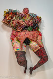 <center>Niki de Saint Phalle</center>Crucifixion vers 1965 (Autre titre : Leto)
Objets divers et textile sur grillage
Centre Pompidou, Musée national d’art moderne, Paris
Achat, 1975. <br>
De cette déclinaison des rôles féminins auxquels Niki de Saint Phalle s’attaque avec violence, la femme-prostituée au corps objet est sans doute, avec cette Crucifixion, la plus iconocloste. Présentée au mur tel le martyr auquel le titre fait allusion, elle donne à voir ses attributs, les jambes ouvertes garnies d'un porte-jarretelles. À la fois pitoyable et ridicule, cette femme sans bras, dont la tête est ornée de bigoudis, dénonce sons détours l'absurdité d’une condition qu’il est temps de dépasser.