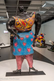 <center>Niki de Saint Phalle</center>Black Rosy ou My Heart Belongs to Rosy 1965
[Rosy noire ou Mon cœur appartient à Rosy]
Tissu, fils de laine et peinture sur grillage
Niki Charitable Art Foundation, Santee, Californie. <br>
Avec ses Nanas, à partir du milieu des années 196C, Niki de Saint Phalle impose une autre image de la femme, propre à inspirer la joie de vivre et non la pitié. Plus que jamais débordantes de Féminité, ses sculptures se développent tout en rondeurs et en couleurs. Pour certaines, des couleurs douces et enfantines, et des formats réduits ; pour d'autres, des couleurs éclatantes et une échelle monumentale.
En hommage aux héroïnes de la condition noire qu’elle a toujours défendues, Black Rosy, l'une de ses premières Nanas noires, renvoie à la militante Rosa Parks, magnifiée par sa taille, ses formes généreuses, son haut bigarré et sa jupe ornée de cœurs roses.