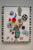 <center>Niki de Saint Phalle</center>Jean II (Méta-Tinguely) 1992
Bois, peinture, éléments métalliques et moteurs électriques sur panneau Niki Charitable Art Fondation, Santee, Californie. <br>
Le plus vibrant hommage que Saint Phalle rend à Tinguely prend forme dans les Tableaux éclatés qu'elle conçoit après son décès. Les tout premiers qui préfigurent la série, plus sommaires dans leur fabrication, sont explicitement dédiés à « Jean ».
De petits éléments tournent sur eux-mêmes.
Les suivants sont animés d'un « éclatement » des différentes parties qui s'ouvrent et se referment dans un mouvement plutôt lent, mesuré. Des capteurs photosensibles déclenchent l'éclatement du tableau. « La panne, le mouvement, m'appartiennent à moi aussi maintenant », écrit Saint Phalle.