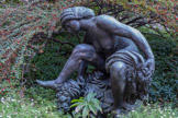 <center>Baigneuse accroupie</center>Variante
1906 1907. Bronze
Epreuve d'artiste  numéro  1 exécutée par Coubertin en 1991