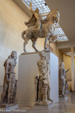 <center>Statue équestre</center>Monument au général Carlos Maria de Alvear
Modèle à grandeur d’exécution
1916
Plâtre
Don Cléopâtre Sévastos Bourdelle et Rhodia Dufet Bourdelle, 1949<br>
Élevé sur l’une des places centrales de Buenos Aires (Argentine), le Monument au général Alvear est une commande de la jeune République argentine, en hommage à l’un des artisans de l’indépendance du pays. Avec cette oeuvre qui s’inscrit dans la filiation des statues équestres de la Rome antique et de la Renaissance, Bourdelle manifeste toutes ses capacités à penser le monumental. Si le cheval est un morceau de bravoure, les quatre allégories qui flanquent le piédestal — La Force, La Victoire, L’Éloquence et La Liberté — récusent toute forme de naturalisme et donnent la pleine mesure de la grandeur.