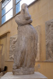 <center>Pénélope attendant Odysseus</center>Modèle à grandeur d’exécution, socle moderne d'après le moule d’origine
1912
Plâtre
Don Cléopâtre Sévastos Bourdelle et Rhodia Dufet Bourdelle, 1949. <br>
La cariatide charnelle de Pénélope attire tous les regards au Salon de la Société nationale des beaux-arts de 1912. L’archaïsme novateur de cette figure, taillée comme une colonne dorique, désarçonne le public et la plupart des critiques. De fait, Bourdelle renverse les proportions, pousse à l’extrême l’art de la synthèse et du monumental, décuplé par les deux blocs du socle, indissociable de l’œuvre. Cette nouvelle forme de spatialisation ouvre le champ aux expérimentations radicales de Constantin Brancusi et d’Alberto Giacometti.