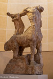 <center>Centaure mourant.</center>1914. Être hybride mi-homme mi-cheval de la mythologie grecque, le centaure forme un thème récurrent dans l’œuvre de Bourdelle entre 1911 et 1914. Cette grande statue de bronze transpose en trois dimensions la fresque de La Mort du dernier centaure qu’il réalise pour le Théâtre des Champs-Élysées. Œuvre symbolique, elle évoque le destin de l’artiste qui doit composer avec la matière et l’esprit dont le cheval et l’homme sont les métaphores. Le sage Chiron, le plus juste des centaures, est accidentellement blessé à mort par Héraklès. Les sabots rivés à la terre, le torse tendu vers le haut, il s’appuie encore sur la lyre, instrument d’Apollon, dieu de la poésie et de la musique, et symbole de son élévation vers l’idéal. Pour Bourdelle, la mort du dernier centaure représente aussi la fin d’une époque : les dieux, disait-il, meurent quand on ne croit plus en eux.