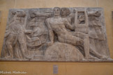<center>Apollon et les Muses</center>Apollon et sa Méditation (partie centrale)
Frise du Théâtre des Champs-Élysées
1911-1912
Plâtre
Don Cléopâtre Bourdelle Sévastos et Rhodia Dufet Bourdelle, 1949. <br>
Défenseur d’une unité primordiale entre sculpture et architecture, Bourdelle conçoit la façade du Théâtre des Champs-Élysées dans la lignée des Sécessions européennes. En partie haute de ce temple de la musique moderne, la frise tripartite est taillée afin « qu’aucune saillie des sculptures n’offusque le mur ni ne le brise» (Bourdelle). La lisibilité des volumes atteste un art éprouvé de la synthèse et de la simplification.
Apollon évoque, par son caractère hiératique, les christs en majesté des cathédrales médiévales.
Dans le déploiement des muses, Bourdelle anime le statisme de l’architecture par la fluidité des courbes, l’éloquence des attitudes, des draperies et la variété «des gestes saisis durant l’envol d’lsadora [Duncan]» : car en chacune des neuf muses, « c’est toujours elle qui s’entrechoque dans ma frise ».