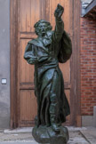 <center>La sculpture d'Adam Mickiewicz </center>Elle est sortie des réserves du musée et a bénéficié d'une restauration de sa patine, avant d'élire domicile dans les jardins.
Le monument complet, surmonté de cette sculpture, rend hommage au poète et écrivain romantique Adam Mickiewicz (1798-1855), et à son combat pour l’unité de la Pologne, alors écartelée entre trois nations (Russie, Prusse et Autriche). En raison de sa participation aux cercles nationalistes, Mickiewicz fut exilé de son pays. Il trouva refuge en France où il fut professeur au Collège de France.

Offert à la Ville de Paris par la Pologne, le monument rend hommage à l'amitié franco-polonaise et au soutien indéfectible de Bourdelle à la cause de l’indépendance de la Pologne.