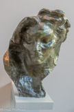 <center>Drame intérieur</center>Première étude 1899
Bronze, fonte Clementi
Legs Rhodia Dufet Bourdelle, 2002. 1979.<br>
Ce masque féminin se plie à la stylisation de l'Art nouveau, au rythme ornemental de l’arabesque. Il se fond à la vague ruisselante de la chevelure, comme pour mieux s’engloutir dans les filets psychiques de Drame intérieur, s’accorder à « la logique glissante de l’âme ».