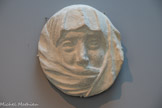 <center>Le Silence</center>Masque, projet pour le théâtre du musée Grévin. Vers 1900. Plâtre. 
Legs Rhodia Dufet Bourdelle, 2002. <br>
Drapé dans « le silence déjà funèbre » de son voile, ce masque est à rapprocher de la Nonne (1884) aux yeux clos. À l'évidence, Bourdelle s'est inspiré de l'hypnotique Silence (1842) du sculpteur Auguste Préault, médaillon conçu pour un tombeau au cimetière du Père-Lachaise, à Paris. La filiation de l'œuvre de Préault se poursuit