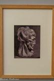 <center>ANONYME</center>Tête de Fernande Olivier par Pablo Picasso
1909
Tirage au gélatino-bromure d’argent
© Succession Picasso - Gestion droits d'auteur © Musée d’Orsay. Dist. RMN-Grand Palais / Alexis Brandt © ARCP / Mairie de Paris / Agathe Barisan. 2021 D'après Caméra Work, août 1912. <br>
Strictement contemporaine de la Tête d'Apollon de Bourdelle, toute en arêtes et en plans imbriqués, cette œuvre de Picasso obéit aussi à une volonté constructive dont Apollinaire souligne la radicalité : « Et puis vraiment, l'anatomie par exemple, n'existait plus dans l’art, il fallut la réinventer et exécuter son propre assassinat avec la science et la méthode d’un grand chirurgien. » (Apollinaire, « Picasso », Montjoie, 14 mars 1913)