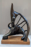 <center>Henri Laurens (1885 1954)</center>Musicienne à la harpe. 1937. Bronze. Dépôt du Centre Pompidou, Musée national d'art moderne - centre de création industrielle, Paris. <br>
En 1910, Henri Laurens habite La Ruche, cité d'artiste inauguré en 1902 dans le 15e arrondissement de Paris.  Attentif aux expérimentations novatrices, le jeune sculpteur ne peut ignorer le » morceau de bravoure » qu’est Héraklès archer.  Un quart de siècle plus tard, Laurens se souvient, avec Musicienne à la harpe, de la leçon structurelle des vides et des pleins d'Héraclès.  La proximité formelle est d'autant plus saisissante que la ligne courbe de la harpe duplique celle de l'arc.