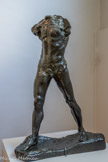 <center>Auguste Rodin (1840 – 1917)</center>L'homme qui marche. 1899. Bronze, fonte Alexis Rudier, 1964 Prêt  exceptionnel du musée Rodin, Paris. <br>
Vers 1900, Rodin porte un nouveau regard sur les sculptures gréco-romaines. Mutilées par le temps, elles en tirent un surcroît d’expressivité plastique. L’Homme qui marche est né de l’assemblage d’une étude de jambes et d’un torse crevassé. Délivrée de toute référence anecdotique, cette figure sans tête s’impose comme pure expression du mouvement. Bourdelle saura en méditer la leçon