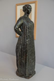 <center>Femme bras au dos ou Femme en blouse</center>Petite version. 1909. Bronze. Fonderie nationale des bronzes Saint-Gilles, vers 1910. Legs Rhodia Dufet Bourdelle, 2002. <br>
Femme en blouse procède de la même volonté de synthèse que Pénélope : « Je viens de faire […] une de mes plus attachantes sculptures. C’est ma femme en sa robe bleue. C’est simple, c’est pensé surtout par les grandes masses sans qu’un détail en trouble aucune. [...] et j’ai 35 ans d’étude acharnée avant d’avoir pu m’approcher