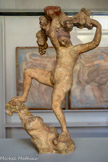 <center>Bacchante aux raisins</center>Première composition, grande version 1907
Plâtre polychrome
Dort Cléopâtre Bourdelle et Rhodta Dufet Bourdelle. 1949. <br>
Cette Bacchante aux raisins est l’une des œuvres fétiches de Bourdelle. Il en offre des plâtres, parfois colorés de sa main, à certains proches — la danseuse Isadora Duncan, les écrivains Émile Verhaeren et Élie Faure... Hanchement marqué, modelé heurté, tension dynamique des masses : la Bacchante incarne l’ivresse du cortège dionysiaque. Les rehauts de polychromie ajoutent à la « sauvagerie » de cette idole moderne.
