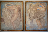 <center>Léda et la Nuée</center>Étude de fresque pour le Théâtre des Champs-Élysées 7977
Pigments sur ciment
Don Cléopâtre Bourdelle et Rhodia Dufet Bourdelle. 1949. <br>
Pour le Théâtre des Champs-Élysées. Bourdelle adopte la technique antique de la fresque, au rendu mat et velouté. « Pour l’intérieur de l'édifice, l’idée de fresques me vint. [...] Que tout demeure surface murale, que le dessin soit synthétique. [...] laissant la chaux et son émail tenace donner sa fleur à tous les tons. »
Les tons opalescents des peintures posées à frais (a fresco), dans l'atrium et au pourtour des loges, sont propices à l'incorporation des apparitions mythologiques. Figure voluptueuse de l’hybridation. Léda inspire à Bourdelle nombre de variations plastiques. <br>Léda repoussant le cygne
Étude de fresque pour le Théâtre des Champs-Élysées 1911
Pigments sur ciment