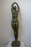 <center>L’Urne</center>Étude de nu 1927-1929
Bronze, fonte Valsuani
Legs Rhodia Dufet Bourdelle. 2002. <br>
Le géométrisme et l’art de la synthèse que professe Bourdelle trouvent un contrepoint exemplaire dans la photographie par Ernst Scheidegger du Torse (1925) de Giacometti, une sculpture cubisante que l’élève suisse expose grâce au maître au Salon des Tuileries en 1925. Singulièrement proches et strictement contemporains, le dessin de Bourdelle Étude pour une amphore et la sculpture de L’Urne ressortissent à la même volonté « d’architecturer » le corps féminin