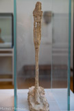 <center>Femme debout</center>ALBERTO GIACOMETTI (1901-1966).
Vers 1961-1962 Plâtre
Paris, Fondation Giacometti /
Dépôt de la Fondation Giacometti. Paris. <br>
Les années d’apprentissage d’Alberto Giacometti à l’Académie de la Grande Chaumière (1922-1927) s’avèrent fondatrices. Le sculpteur en devenir est durablement marqué par l’art de « trancher net » professé par Bourdelle. Écorcher l’imitation. « Reconstruire pour faire plus vrai, voir plus juste. » De l’abréviation des statuettes en pied de Madeleine Charnaux modelées entre 1917 et 1925 à la présence irréductible et filiforme de Femme debout, la filiation s’impose.