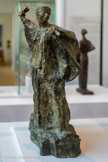 <center>Femme sculpteur au travail</center>[Cléopâtre Sevastos]
1906
Bronze, fonte Alexis Rudier, vers 1920
Legs Rhodia Dufet Bourdelle. 2002. <br>
En 1904. Cléopâtre Sevastos entre dans l’atelier de Bourdelle qui lui transmet sa pratique. « Sacrée Sevastos ! » répétait le maître [...] « Il faudrait vous sculpter toute la journée et à chacun de vos mouvements. » Le maillet dans la main droite, le ciseau dans la main gauche, figurée tout à la fois de face et de profil, Femme sculpteur au travail s’inscrit dans la
