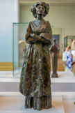 <center>Femme sculpteur russe</center>[Catherme Marcowitch]
Bronze, fonte 1914 – 1915. Valsuan\
Legs Rhodia Dufet Bourdelle. 2002. <br>
La pose, bras croisés, est aussi un temps de pause dans l'activité très physique de l'atelier. Elle dit le caractère résolu de la praticienne qui jauge le travail. La scansion des plis creusés dans la blouse dynamise le statisme appa