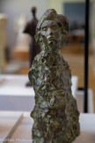 <center>Torse de l’élève allemande </center>[Hedwig Woermann]
Vers 1900
Bronze, fonte Valsuani. Legs Rhodia Dufet Bourdelle. 2002. <br>
De tous les portraits-études que Bourdelle a pu faire d’Hedwig Woermann, le plus radical est sans conteste ce torse. Rythmé par les traces des écrasements de matière, surmonté d’une tête aux traits à peine esquissés, ce bloc est contemporain des modelages de Matisse, que Bourdelle initie alors à la sculpture.
Il est proche des expérimentations plastiques de Giacometti menées quelque cinquante ans plus tard autour des Bustes d’Annette, son épouse.
