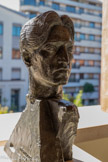 <center>Jiddu Krishnamurti</center>1927
Bronze, fonte Valsuani
Legs Rhodia Dufet Bourdelle, 2002. <br> 
Bourdelle rencontre en 1925 le philosophe indien Krishnamurti (1895-1986) et avoue avoir « ressenti profondément toute la suprême grandeur d’un homme ». L’architecture de cette tête, aux plans nets et symétriques, repose sur l’assise de deux triangles inversés. Bourdelle poursuit ainsi une réflexion plastique décisive sur le socle, entamée avec la création d’Apollon au combat (1898-1909) et de Pénélope (1905-1912).