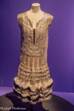 <center>Paul Poiret, la mode est une fête</center>Paul Poiret Robe du soir, Marrakech 1924
Satin de soie, broderie de lames argent au point de Tsel, fourrure de chinchilla et velours de soie. Paris, musée des Arts décoratifs, dépôt UFAC, 1995 Don Mme Couvreur par l’intermédiaire de Denise Boulet-Poiret