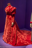 <center>Paul Poiret, la mode est une fête</center>Worth.
Robe d’intérieur ayant appartenu à Elisabeth de Caraman-Chimay, comtesse Greffulhe vers 1895.
Velours de soie fond satin.
Paris, musée des Arts décoratifs, dépôt UFAC, 1995 Don duc de Gramont. <br>
Cette tenue d’intérieur ou tea-gown dédiée à la réception d’intimes est une création de la maison Worth, dont la comtesse Greffulhe (1860-1952), inspiratrice de l’écrivain Marcel Proust, était l’une des plus célèbres clientes. Caractéristique de son style, ce modèle est taillé dans un velours de soie à grands motifs de roses qui n'est pas sans rappeler l’emblème choisi par Paul Poiret, ancien employé de chez Worth.