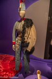 <center>Paul Poiret, la mode est une fête</center>Doucet.
Costume de hussard du Premier Empire ayant appartenu à Cléo de Mérode. vers 1900
Drap de laine, application de tresses de laine, métal argenté, brandebourgs en coton et agneau de Mongolie. Paris, musée des Arts décoratifs, dépôt UFAC, 1995. Don Ghislaine Fairweather-Lauwick, en souvenir de Cléo de Mérode. 
Ce costume fut porté par la danseuse Cléo de Mérode, reine de beauté de la Belle Epoque, internationalement célébrée. Paul Poiret, engagé à l’été 1890 par le grand couturier Jacques Doucet, mentionne dans sesmémoires qu’il fut chargé de réaliser des costumes de scène de hussards du Premier Empire pour le corps de ballet de l’Opéra de Paris, dont voici certainement un exemple. <br> Anonyme
Chausson de danse ayant  appartenu à Cléo de Mérode, vers 1900
Satin de soie
Paris, musée des Arts décoratifs
