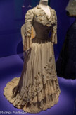 <center>Paul Poiret, la mode est une fête</center>Robe à transformation avec corsage de jour 1900-1905.
Mousseline de soie, broderie d'application, chenille et fils de soie, strass et dentelle à l'aiguille. Paris, musée des Arts décoratifs, dépôt UFAC, 1995 Achat.