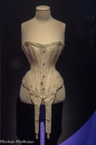 <center>Paul Poiret, la mode est une fête</center>Anonyme. Corset à jarretelles ayant appartenu à Cléo de Mérode, vers 1900.
Taffetas façonné liseré, application de dentelle au fuseau, ruban de satin de soie et lacet de soie. Paris, musée des Arts décoratifs, dépôt UFAC, 1995 Don Ghislaine Foirweother-Lauwiek, en souvenir de Cléo de Mérode.