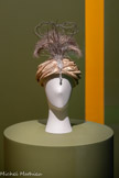 <center>Paul Poiret, la mode est une fête</center>Paul Poiret Turban vers 1911-1913.
Gaze en filé or drapée, pendeloque de strass et perles de fantaisie, panache de filé or, perles translucides montées sur fil de fer.  Paris, musée des Arts décoratif, acquis grâce au legs Teytaut.