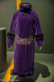 <center>Paul Poiret, la mode est une fête</center>Paul Poiret
Manteau, vers 1911.
Velours de soie brodé de cordonnet d’or et fourrure vison. Paris, musée des Arts décoratifs, dépôt UPAC, 1995. Don Denise Boulet-Poiret.
