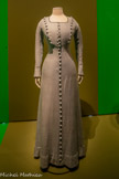 <center>Paul Poiret, la mode est une fête</center>Paul Poiret
Robe de jour, Gavarni 1906
Toile de lin
Paris, musée des Arts décoratifs, acquis grâce au fonds du patrimoine, avec le concours du mécénat de Michel et Hélène David Weill, 2005