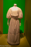 <center>Paul Poiret, la mode est une fête</center>Paul Poiret
Ensemble corsage et jupe, Évêque 1906.
Linon plissé, crétonne imprimée à la planche de bois et nacre.
Paris, musée des Arts décoratifs, acquis grâce au fonds du patrimoine, avec le concours du mécénat de Michel et Hélène David Weill, 2005