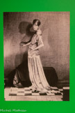 <center>Paul Poiret, la mode est une fête</center>Man Ray
Emmanuel Radnitzky, dit 1890-1976
Peggy Guggenheim  dans une robe Paul Poiret
Tirage d’exposition.
 Man Ray 2015 Trust/Adagp. Centre Pompidou, MNAM-CCI, Dist. GrandPalaisRmn / Georges Maguerditchian. <br>
Peggy Guggenheim (1898-1979), riche héritière américaine exerçant une influence dans le milieu de l’art parisien, pose pour le photographe Man Ray en 1924. Cliente de Paul Poiret, elle choisit pour cette séance de prises de vue une luxueuse robe- culotte issue de la collection automne-hiver 1924. Grande collectionneuse, elle achètera une œuvre majeure de la collection du couturier, Maïastra de Constantin Brancusi.