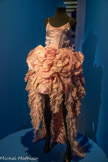 <center>Paul Poiret, la mode est une fête</center>Rochas par Olivier Theysken, né en 1977.
Robe du soir.
Collection prêt-à-porter printemps-été 2004.
Taffetas synthétique gaufré plissé, cordonnet, taffetas enduit, mousseline gaufrée, bouillonné de dentelle, rubans de satin et fronces de lamé Paris, musée des Arts décoratifs, don Rochas, 2007