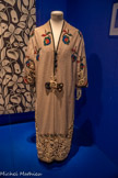 <center>Paul Poiret, la mode est une fête</center>Paul Poiret
Manteau, vers 1913.
Crêpe de coton brodé au point de chaînette, 	guipure et verre.
Paris, musée des Arts décoratifs, dépôt UFAC, 1995 Don Mme Le Bec.