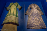 <center>Paul Poiret, la mode est une fête</center>Paul Poiret
Robe du soir, Mosaïque, vers 1910
Mousseline de soie verte brodée de fils de soie et de perles, galon doré et fourrure de vison.
Paris, musée des Arts décoratifs, dépôt UFAC, 1995. Don Monsieur Veysset
Cette robe du soir à la taille haute et aux couleurs éclatantes est caractéristique du style Poiret au tournant des années 1910; le modèle a été cependant dessiné par l’un de ses proches collaborateurs, Victor Lhuer (1876-1952), dessinateur modéliste au sein de la maison de couture.
Le dessin préparatoire exposé en regard de cette robe présente néanmoins quelques variations, notamment dans la découpe du buste.
<br>
Paul Poiret Raoul Dufy, 1877-195,3 pour Bianchini Férier.
Robe de chambre, L.es Fruits, vers 1924
Broca felle.
Palais Galliera - musée de la Mode de la Ville de Paris.<br>
En raison de leur fragilité, ces deux œuvres sont présentées à plat pour assurer leur bonne conservation.