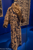 <center>Paul Poiret, la mode est une fête</center>Paul Poiret Raoul Dufy, créateur textile.
Manteau, La Perse.
Velours de coton imprimé à la planche, satin de soie, fourrure de renard gris et résille métallique.
<br>Ce manteau issu de la garde-robe de Denise.- Boulet- Poiret, fut également porte par la comédienne Ève Lavallière (1866-1929) dans la pièce Les Favorites d'Alfred Capus (1358-1922), jouée à Paris au théâtre des Variétés en 1911.
Son emblématique motif de fleurs et feuillages surdimensionné, aussi intitulé La Perse, fut dessiné par Raoul Dufy pour Paul Poiret et imprimé dans La Petite Usine, l’atelier d'impression sur étoffes du boulevard de Clichy à Paris. Ce dessin, étroitement associé à l'esthétique de la maison Poiret, fut entre autres adapté en tissu pour l'ameublement qui ornait notamment les murs de la maison de couture.
