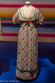 <center>Paul Poiret, la mode est une fête</center>Paul Poiret.
Robe d’été. Fleurie, 1912
Mousseline de coton brodée, application de croquet et bouton de bronze d’époque Directoire. Paris, musée des Arts décoratifs, dépôt UFAC, 1995 Don Denise Boulet-Poiret.
