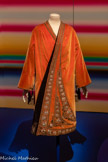 <center>Paul Poiret, la mode est une fête</center>Paul Poiret
Manteau du soir
1919
Velours de soie brodé de lames métalliques et passementerie.
Paris, musée des Arts décoratifs, dépôt UFAC, 1995 Don Mme Edmond de Galéa.