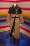 <center>Paul Poiret, la mode est une fête</center>Paul Poiret
Dagobert Peche 1887-1923, créateur textile
Manteau de voyage, Ballon vers 1923.
Peau de tortue, velours de soie et pongé de soie. Paris, musée des Arts décoratifs, dépôt UFAC, 1995 Don Denise Boulet-Poiret. <br>
Ce manteau de voyage ayant appartenu à Denise Boulet-Poiref atteste les liens entre Paul Poiret et les Wiener Werkstàtte (Ateliers viennois) qu'il visite en 1910- Particulièrement enthousiasmé par l'atelier de mode et tissus dirige par Josepf Wimmer-Wingrill (1689 1961), il en achète un grand nombre qu'il utilise ensuite dans ses propres créations. En témoigne la remarquable doublure en soie de de ce manteau, le modèle Regenbogen (Arc-en-ciel), dessiné en 1919 par Dagobert Peche.