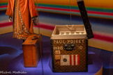 <center>Paul Poiret, la mode est une fête</center>Louis Vuitton
Porte-habit ayant appartenu à Paul Poiret
1913
Peau de vache
Paris, mutée des Arts décoratifs, donation Gaston-Louis Vuitton, 1969.<br>
Louis Vuitton
Malle chapeaux en toile Monogram ayant appartenu à Paul Poiret, 1911
Toile enduite, bois, laiton et fer Collection Louis Vuitton.