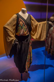 <center>Paul Poiret, la mode est une fête</center>Paul Poiret
Robe, Martinique
192a
Crêpe marocain et crêpe de Chine imprimé Paris, musée des Arts décoratifs, dépôt UFAC, 1995 Don Louise Janin. <br>
La physionomie de cette robe d’après-midi portée par l’artiste américaine Louise Janin (1893-1997) évoque d’emblée le kimono que Paul Poiret réinterprète régulièrement au sein de ses collections. Cette robe portefeuille est en effet un exemple particulièrement signifiant par sa fermeture croisée, l’absence de col, ses manches extrêmement longues et amples qui accentuent la fluidité de l’allure; «une silhouette campée avec Art », selon la revue de mode.